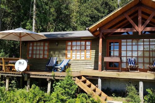 Hermosa casa con orilla de lago Caburgua