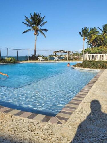 Beautiful beachside apartment w/ terrace, balcony. in קרולינה