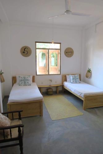 1 queen bed, 2 twin beds
