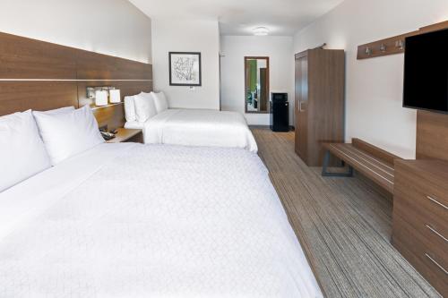 Queen Room with Two Queen Beds Hearing Accessible - Non-Smoking