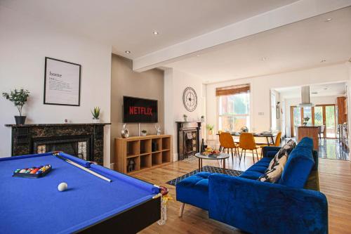 Thrift House - Central Location - Free Parking, Pool Table, Fast Wifi, Smart TV with Fast Wifi by Yoko Property - Northampton