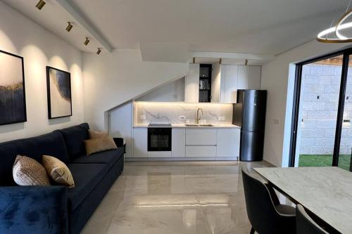 bucătărie, Gabriel Apartments - Brand Designed Apt in Bayit Vegan 5min to SHAAREI ZEDEK HOSPITAL in West Mountainside