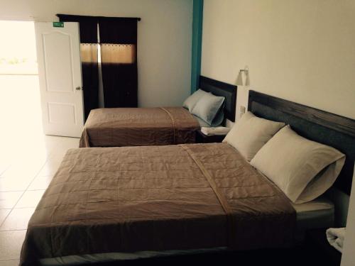2 queen beds