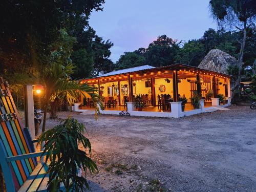 Ernesto Hotel & Restaurante in เอล เรเมท
