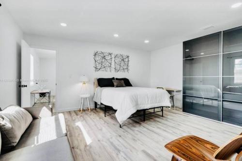 3 King Beds*Jacuzzi* Bar*HBO *Minutes from beach