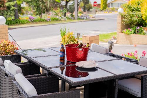 เซตต์เลอร์ส มอเตอร์ อินน์ (Settlers Motor Inn) in เทนเทอร์ฟิวด์