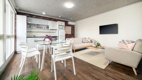 Sunshine Retreat Villa 7 - image 3