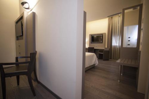 1 queen bed, 1 twin bed