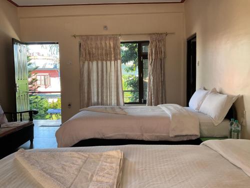 3 twin beds