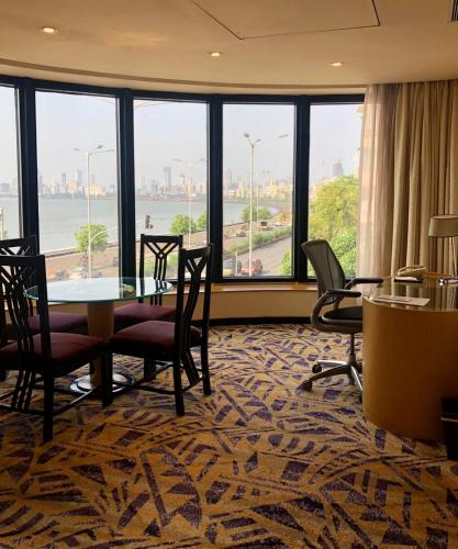 บริการและสิ่งอำนวยความสะดวก, โรงแรมมารีน พลาซา มุมไบ (Hotel Marine Plaza Mumbai) near สนามกีฬาวังเฮดิ