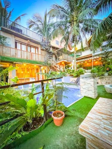 Unique Vacation House in Tagaytay with Pool (up to 14 Pax)