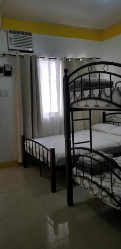 1 double bed, 1 bunk bed