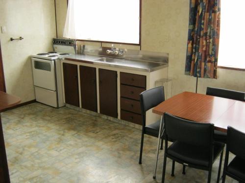 Kitchen, Arcadian Motel in South Dunedin