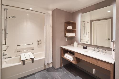 Studio Queen Suite with Mobility Accessible Tub
