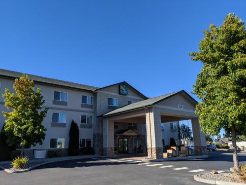 Quality Inn & Suites at Olympic National park - image 9
