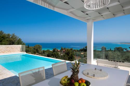 Luxurius modern villa w/pool, close to the beach