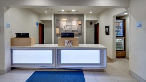 Holiday Inn Express & Suites Detroit - Farmington Hills by IHG in Northville, USA