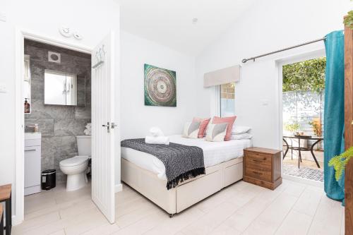 Contemporary studio with private patio, free on-street parking and underfloor heating