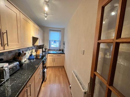 Victorian apartment, central location with free parking. in Craigie