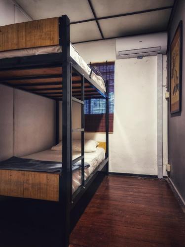 Treehouse Hostel – Kuching, CA