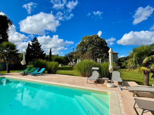 Natursteinhaus mit Pool in idyllischer Umgebung