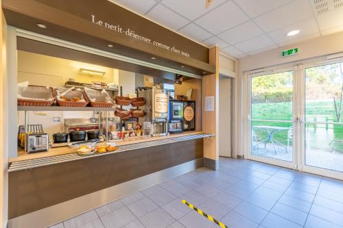 Food and beverages, B&B HOTEL Lieusaint Carre Senart in Lieusaint