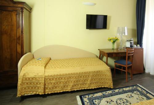 1 queen bed, 1 twin bed
