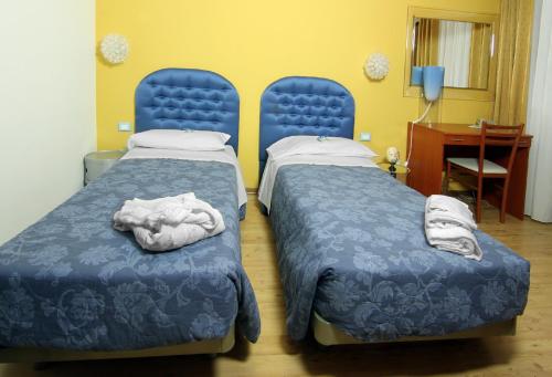 Twin Room image 5