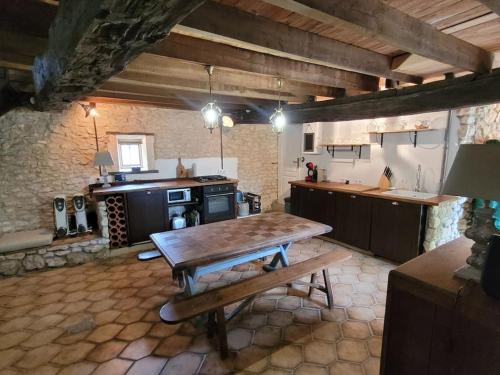 virtuve, Authentiek landhuis met zwembad in Dordogne. in Cherval