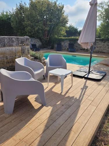 Balkons/terase, Authentiek landhuis met zwembad in Dordogne. in Cherval