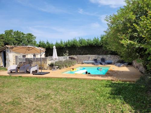 Dārzs, Authentiek landhuis met zwembad in Dordogne. in Cherval