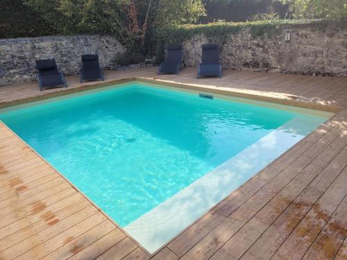 Peldbaseins, Authentiek landhuis met zwembad in Dordogne. in Cherval