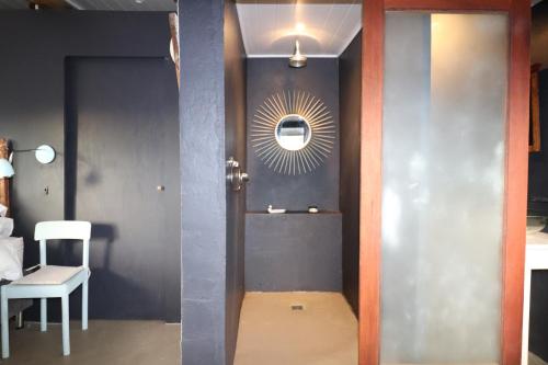 淋浴間, The Riverstone - Romantic Hideaway by the River - loadshedding free! in 納皮爾