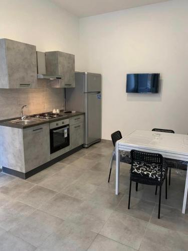 кухня, miris apartment fast comfortable naples airport capodichino 25 minutes walk self check-in in Airport
