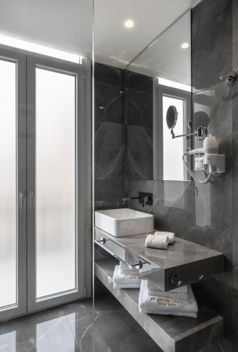 Praxitelous Luxury Suites - image 11