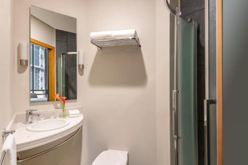 Standard Double Room image 9
