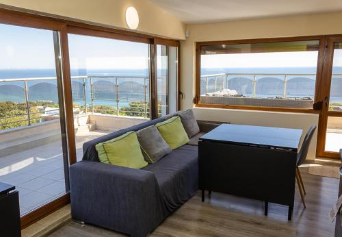 Spacious 3BD Flat with Large Terrace & Sea View by Flat Mаnager, Warna (zdjęcie 4)