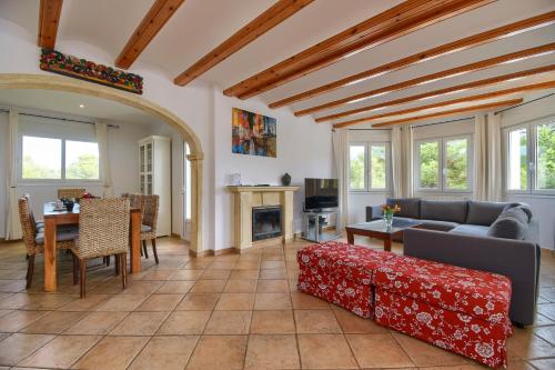 Létesítmények, Anngo Dos by Aguilarent in Ambolo