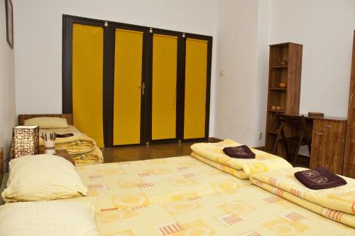 3 twin beds