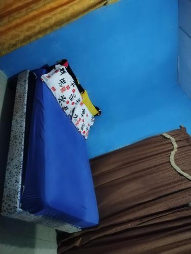 Habitación amoblada e independiente con wifi ducha caliente