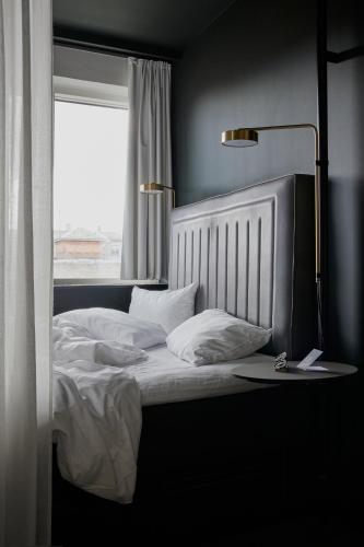 Small Double Room image 4