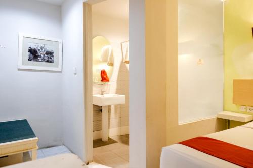 RedDoorz Plus at Sunrise Hotel Sanur – Sanur, CO