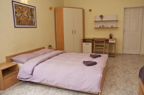 1 queen bed