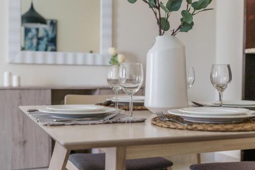 Bright Apartment in the Heart of Marina by GuestReady - image 10