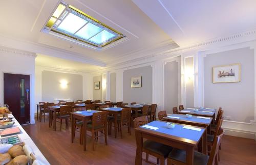 Astor Court Hotel - image 9