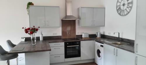 Kitchen, Immaculate 1-Bed Apartment in Lanarkshire in Larkhall