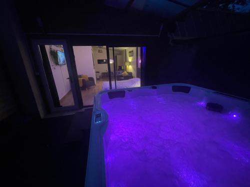 Pezsgőfürdő, Cocoon Room - jacuzzi in Saint-Jean-de-Braye
