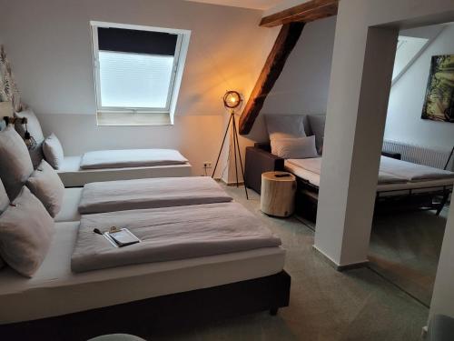 1 queen bed, 1 double bed