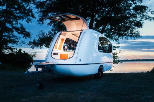 Sealander - Tiny Wohnwagen und Boot - Ferienwohnung Creutzig am Campingplatz Schachenhorn