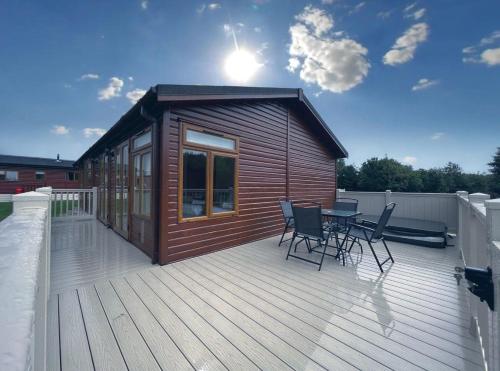 Chestnut Lodge With Hot Tub - Accommodation - Malton
